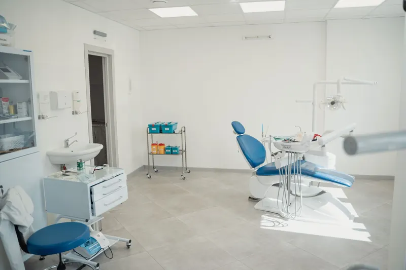 Clínica dental moderna y luminosa